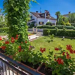 Garden View Apartment In Porec For 2 - 4 Persons