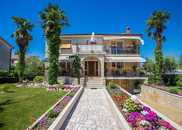 Garden View Apartment In Porec For 2 - 4 Persons