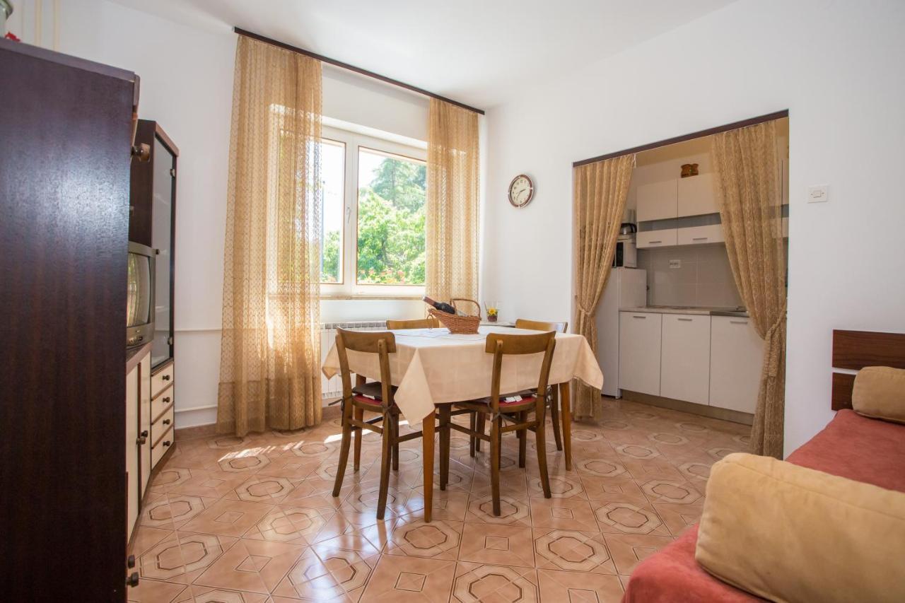 Garden View In For 2 - 4 Persons Apartment *